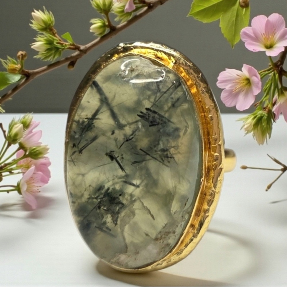 Elegant Gold and Green Statement Ring